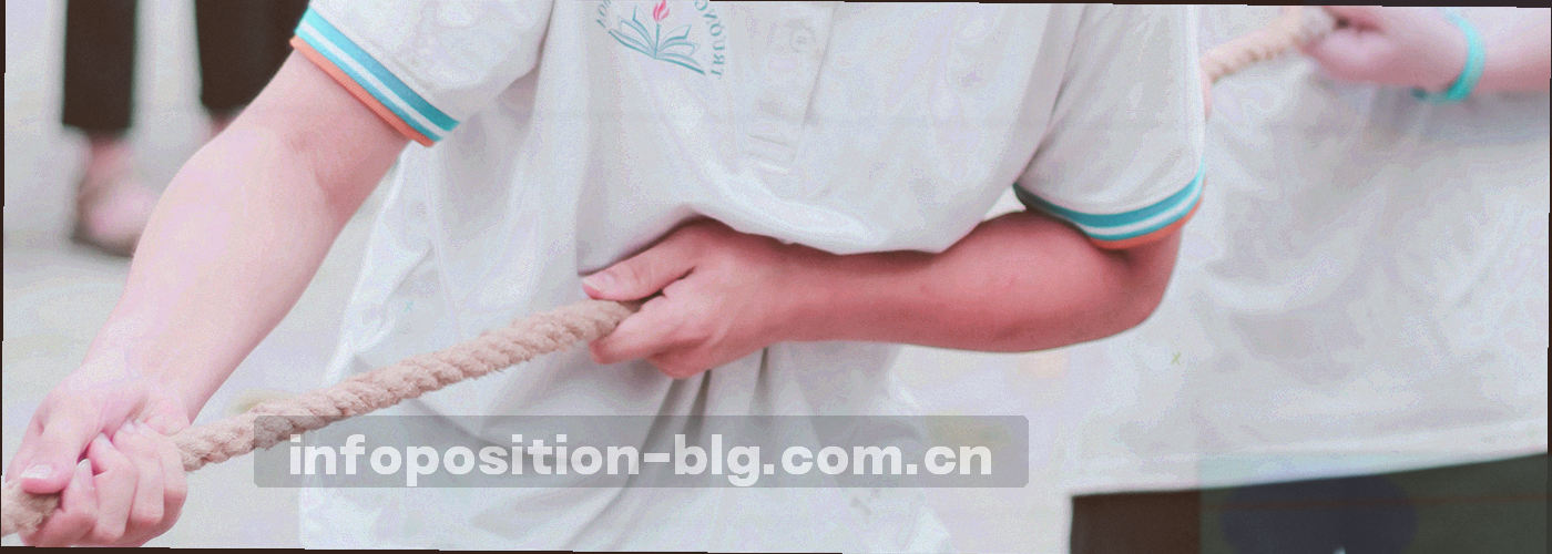 看台阶梯由近及远的俯拍，层次分明且低饱和